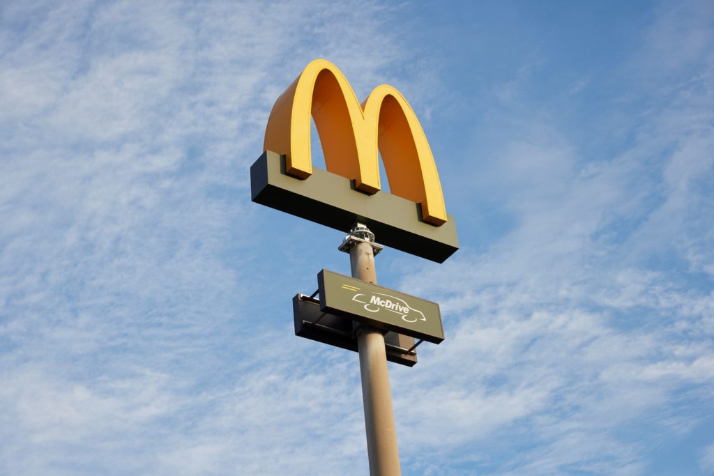 McDonald's Schild vor blauem Himmel.