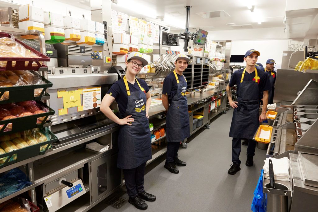 McDonald's Crew in der Küche.