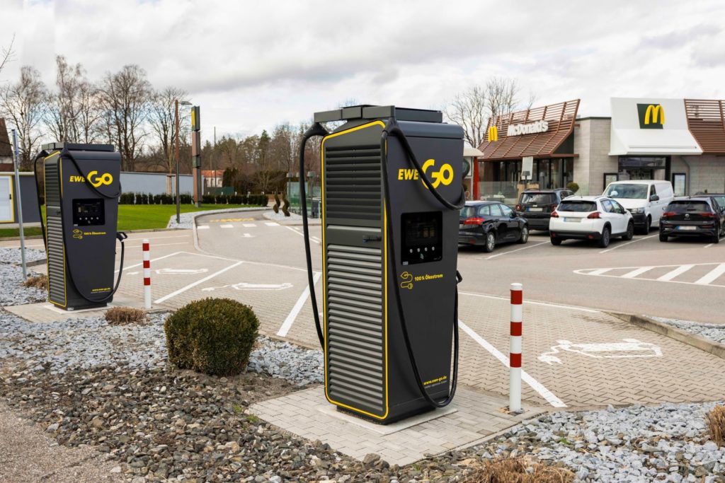 Schnellladesäulen vor einem McDonald's Restaurant.