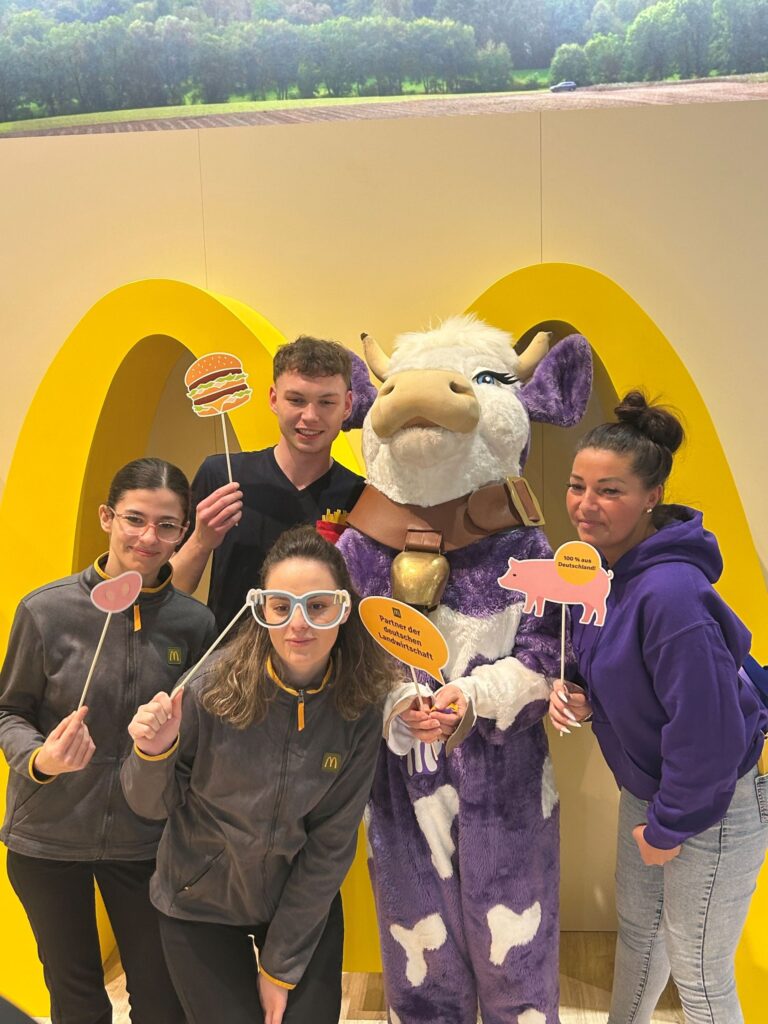 Junge Besucher auf dem Stand von McDonald's auf der Grünen Woche 2025.